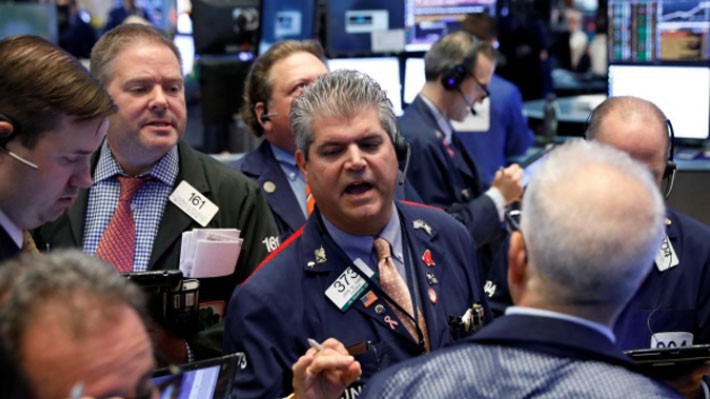 Các nhà giao dịch cổ phiếu trên sàn NYSE ở New York, Mỹ - Ảnh: Reuters.