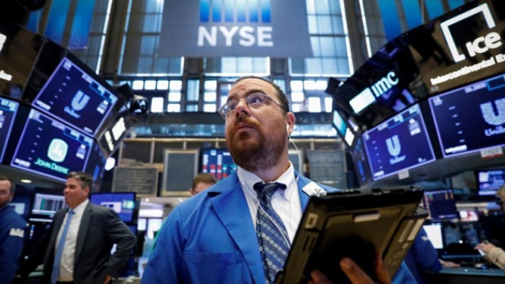 Một nhà giao dịch cổ phiếu trên sàn NYSE ở New York, Mỹ - Ảnh: Reuters.