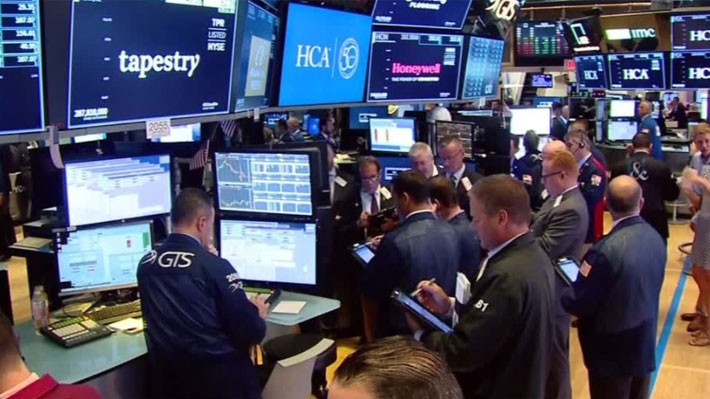Các nhà giao dịch cổ phiếu trên sàn NYSE ở New York, Mỹ - Ảnh: Reuters.