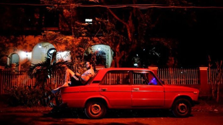 Một người Cuba truy cập Internet tại một điểm phát WiFi ở Havana hôm 24/9/2017 - Ảnh: Reuters.