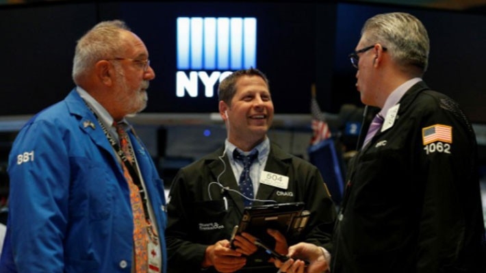 Các nhà giao dịch cổ phiếu trên sàn NYSE ở New York, Mỹ - Ảnh: Reuters.