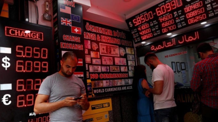 Khách hàng đổi tiền tại một điểm thu đổi ngoại tệ ở Istanbul, Thổ Nhĩ Kỳ, ngày 17/8 - Ảnh: Reuters.