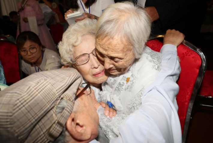 Niềm vui và nước mắt trong cuộc đoàn tụ ở Triều Tiên - Ảnh 1.