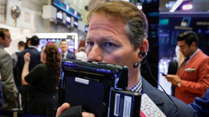 Một nhà giao dịch cổ phiếu trên sàn NYSE ở New York, Mỹ - Ảnh: Reuters.