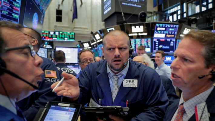 Các nhà giao dịch cổ phiếu trên sàn NYSE ở New York, Mỹ - Ảnh: Reuters.