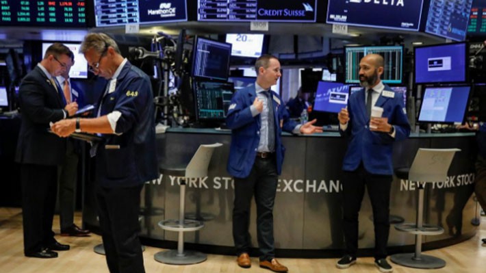 Các nhà giao dịch cổ phiếu trên sàn NYSE ở New York, Mỹ - Ảnh: Reuters.