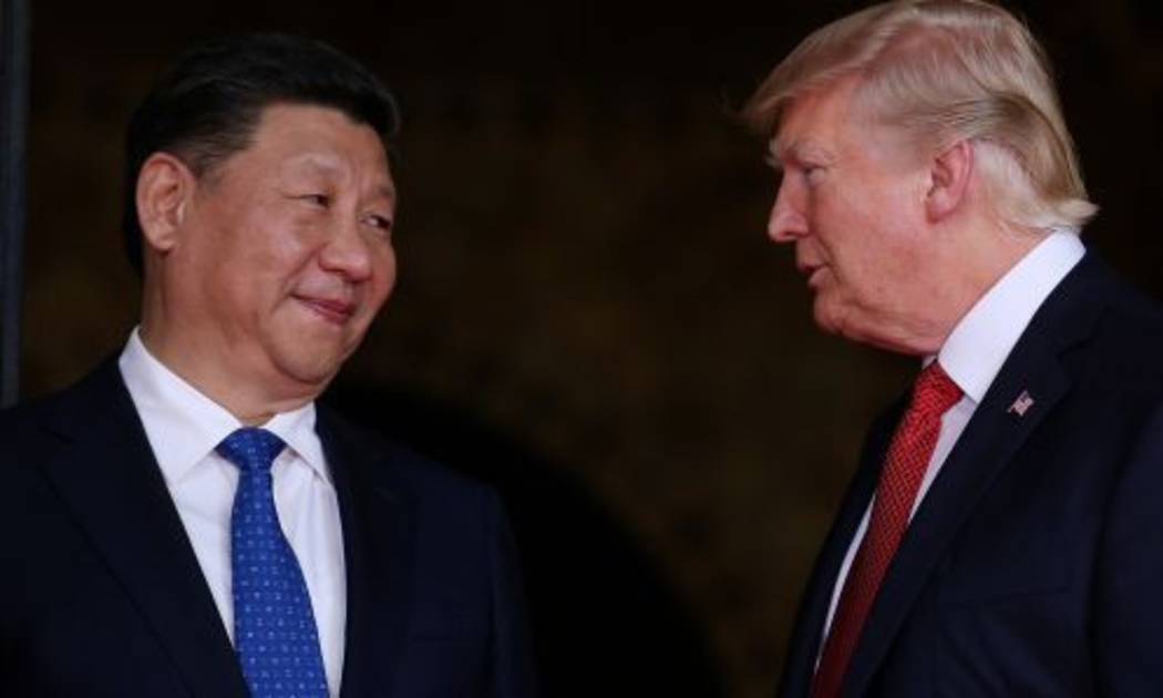 Chủ tịch Trung Quốc Tập Cận Bình (trái) và Tổng thống Mỹ Donald Trump trong cuộc gặp ở Florida, tháng 4/2017 - Ảnh: Reuters/CNBC.