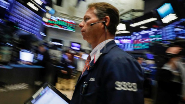 Một nhà giao dịch cổ phiếu trên sàn NYSE ở New York, Mỹ - Ảnh: Reuters.