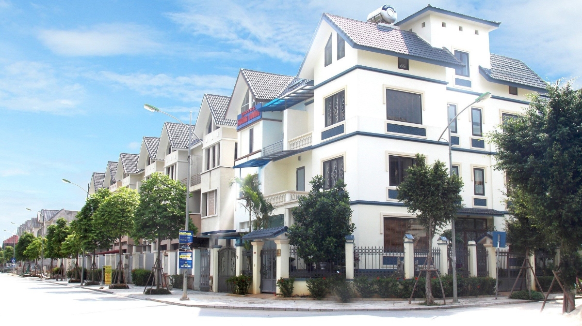 Biệt thự An Khang sát hồ điều hòa sở hữu lợi thế cảnh quan xanh mát.