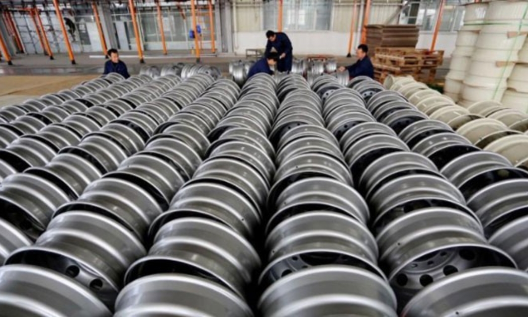 Bên trong một nhà máy sản xuất thép ở tỉnh Giang Tô của Trung Quốc, tháng 11/2017 - Ảnh: Reuters.