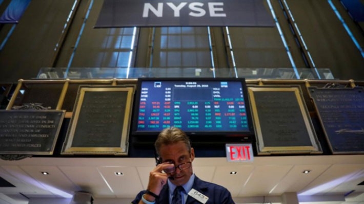 Một nhà giao dịch cổ phiếu trên sàn NYSE ở New York, Mỹ - Ảnh: Reuters.