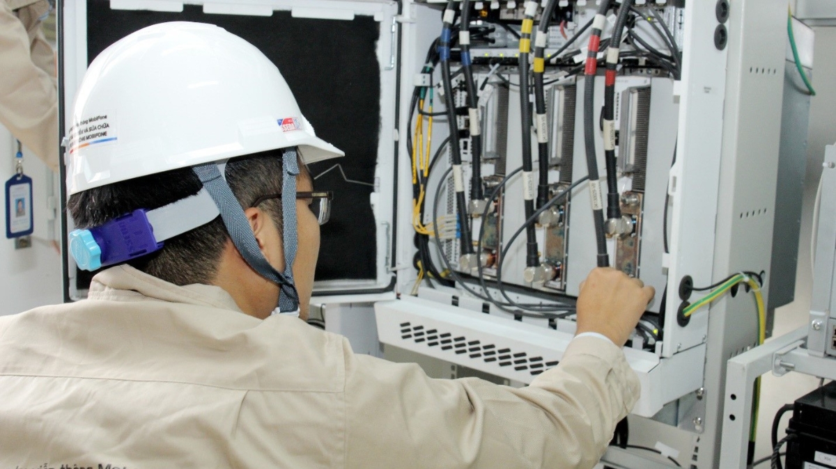 Cán bộ kỹ thuật MobiFone luôn sẵn sàng đảm bảo an toàn mạng lưới dịp lễ.