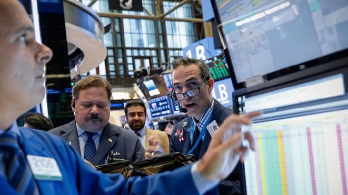 Các nhà giao dịch cổ phiếu trên sàn NYSE ở New York, Mỹ - Ảnh: Reuters.