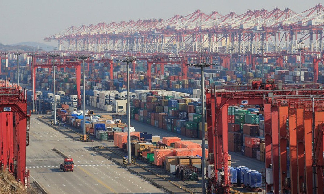 Những container hàng hóa tại một bến cảng ở Thượng Hải, Trung Quốc - Ảnh: Reuters/Sputnik