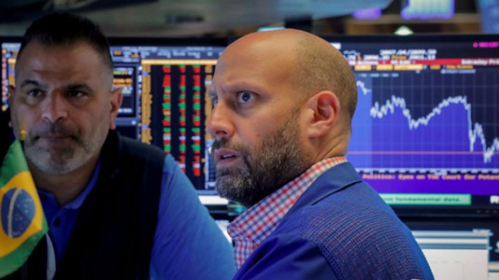 Các nhà giao dịch cổ phiếu trên sàn NYSE ở New York, Mỹ - Ảnh: Reuters.