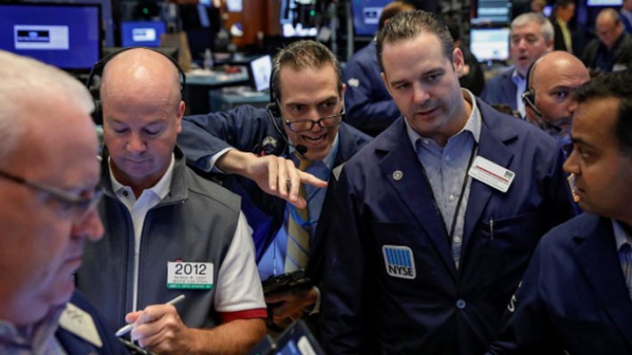 Các nhà giao dịch cổ phiếu trên sàn NYSE ở New York, Mỹ - Ảnh: Reuters.