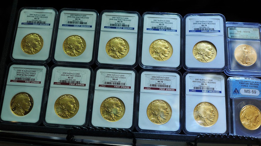 Sau một thời gian bị các nhà đầu tư "lạnh nhạt", vàng hiện đang có chiều hướng phát huy trở lại vai trò "vịnh tránh bão" - Ảnh: Getty/MarketWatch.