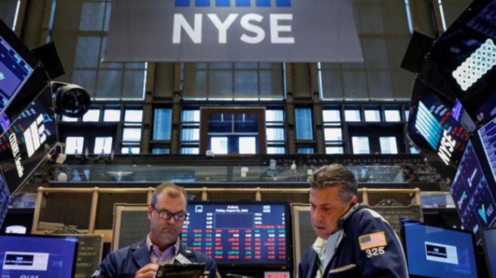 Các nhà giao dịch cổ phiếu trên sàn NYSE ở New York, Mỹ - Ảnh: Reuters.