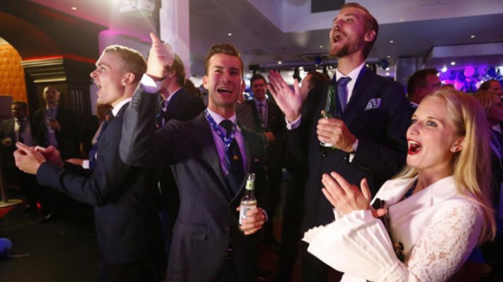 Đảng Dân chủ Thụy Điển ăn mừng kết quả bầu cử ở Stockholm ngày 9/9 - Ảnh: Reuters.