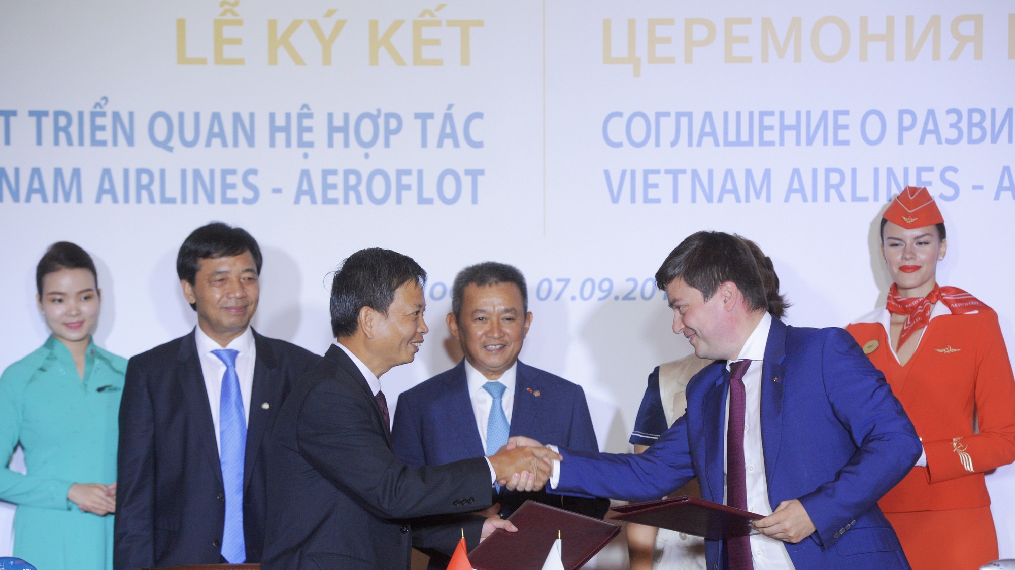 Ông Trịnh Ngọc Thành - Phó Tổng giám đốc Vietnam Airlines (trái) và Ông Andrey Chikhanchin - Phó Tổng giám đốc Aeroflot (phải) ký và trao Thỏa thuận phát triển quan hệ hợp tác giữa hai hãng. 