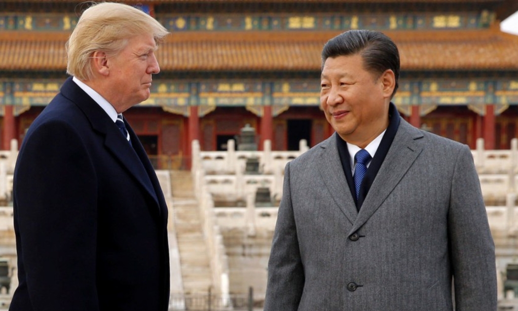 Tổng thống Mỹ Donald Trump (trái) và Chủ tịch Trung Quốc Tập Cận Bình trong chuyến thăm Bắc Kinh của ông Trump vào tháng 11/2017 - Ảnh: Reuters.