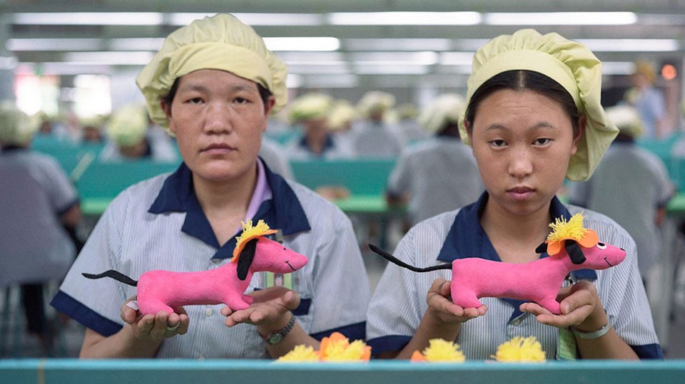 Hai nữ công nhân trong một nhà máy sản xuất đồ chơi ở Trung Quốc - Ảnh: Michael Wolf.