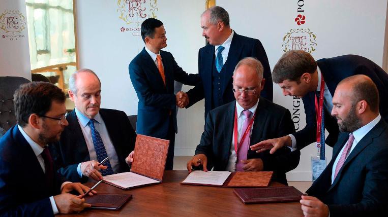 Chủ tịch tập đoàn Alibaba, ông Jack Ma (đứng, bên trái) tại một lễ ký kết với đối tác Nga tại Diễn đàn Kinh tế Phương Đông ở Vladivostok, ngày 11/9 - Ảnh: AP/CNN.