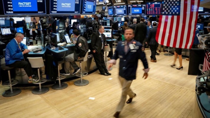 Các nhà giao dịch cổ phiếu trên sàn NYSE ở New York, Mỹ - Ảnh: Reuters.