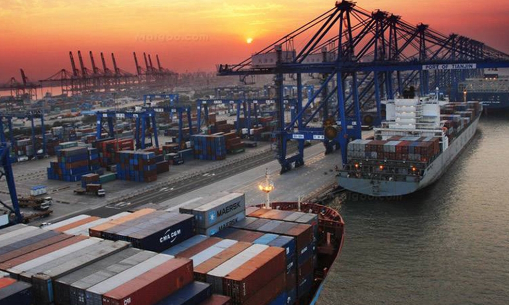 Tàu chở hàng và những container hàng hóa tại một cảng biển ở Thiên Tân, Trung Quốc.