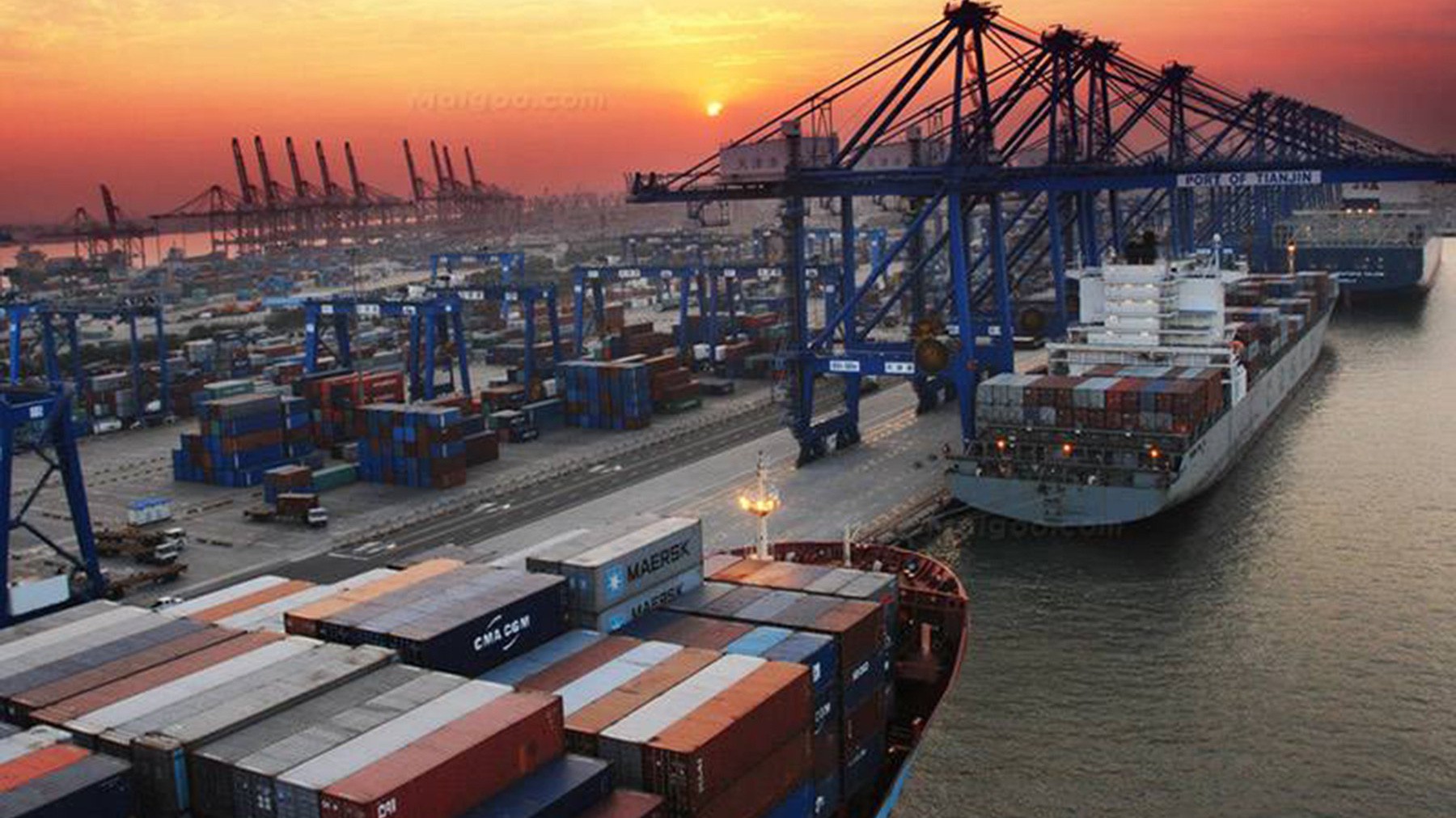 Tàu chở hàng và những container hàng hóa tại một cảng biển ở Thiên Tân, Trung Quốc.