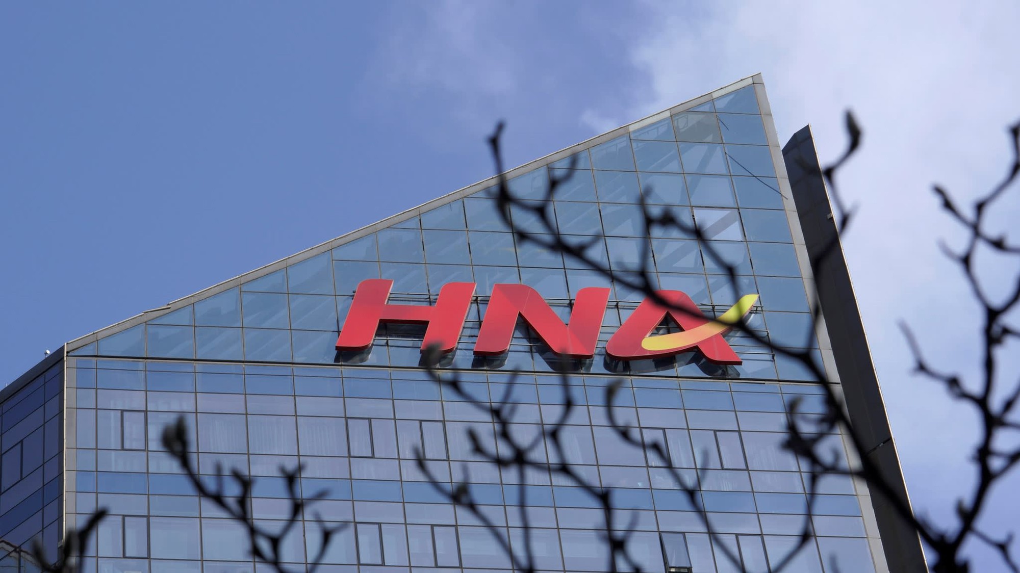 Đối với HNA, rắc rối lớn nhất là "núi" nợ khổng lồ - Ảnh: Nikkei.