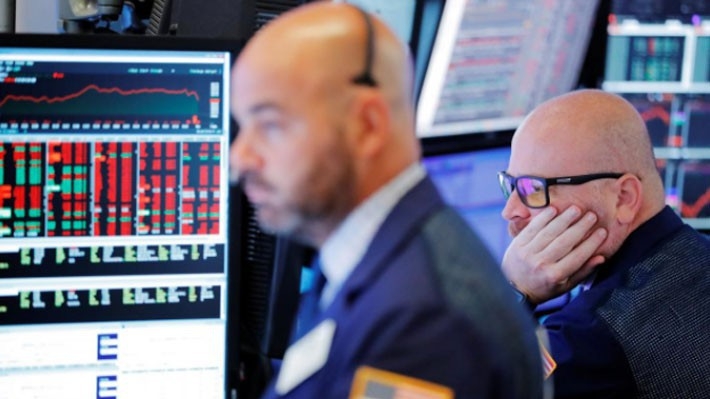 Các nhà giao dịch cổ phiếu trên sàn NYSE ở New York, Mỹ - Ảnh: Reuters.