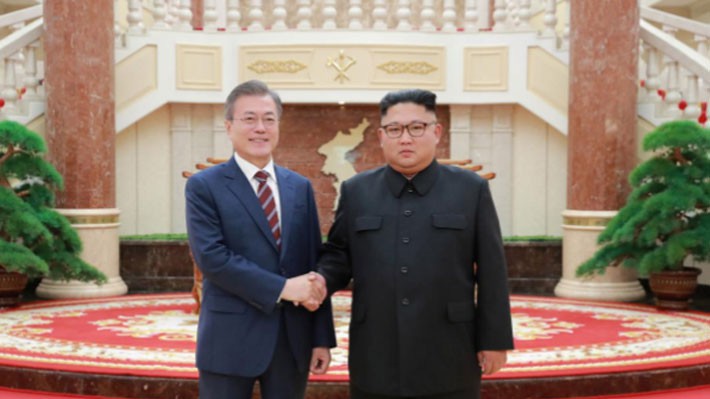 Tổng thống Hàn Quốc Moon Jae-in (trái) và nhà lãnh đạo Triều Tiên Kim Jong Un tại trụ sở Trung ương Đảng Lao động Triều Tiên sáng 19/9 - Ảnh: KCNA/Reuters.