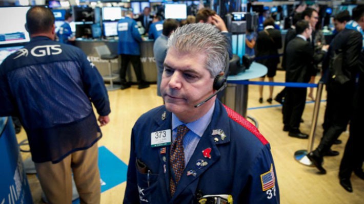 Các nhà giao dịch cổ phiếu trên sàn NYSE ở New York, Mỹ - Ảnh: Reuters.