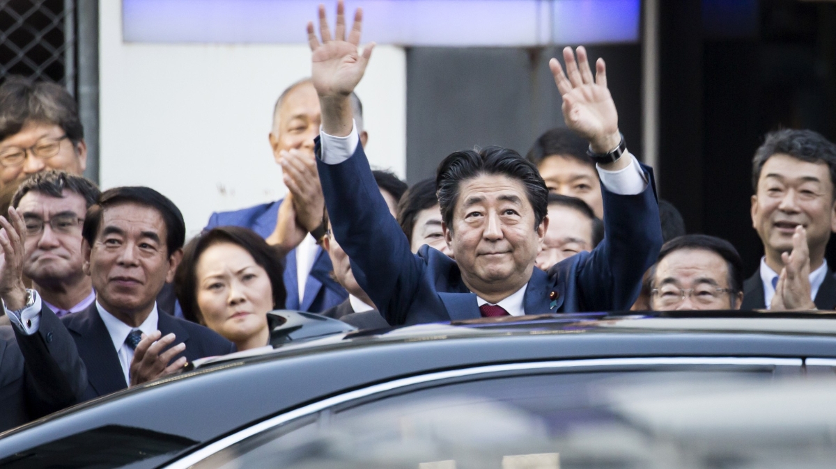 Thủ tướng Nhật Bản Shinzo Abe vẫy chào người ủng hộ sau chiến thắng trong cuộc bầu thủ lĩnh LDP ngày 20/9 - Ảnh: Bloomberg.