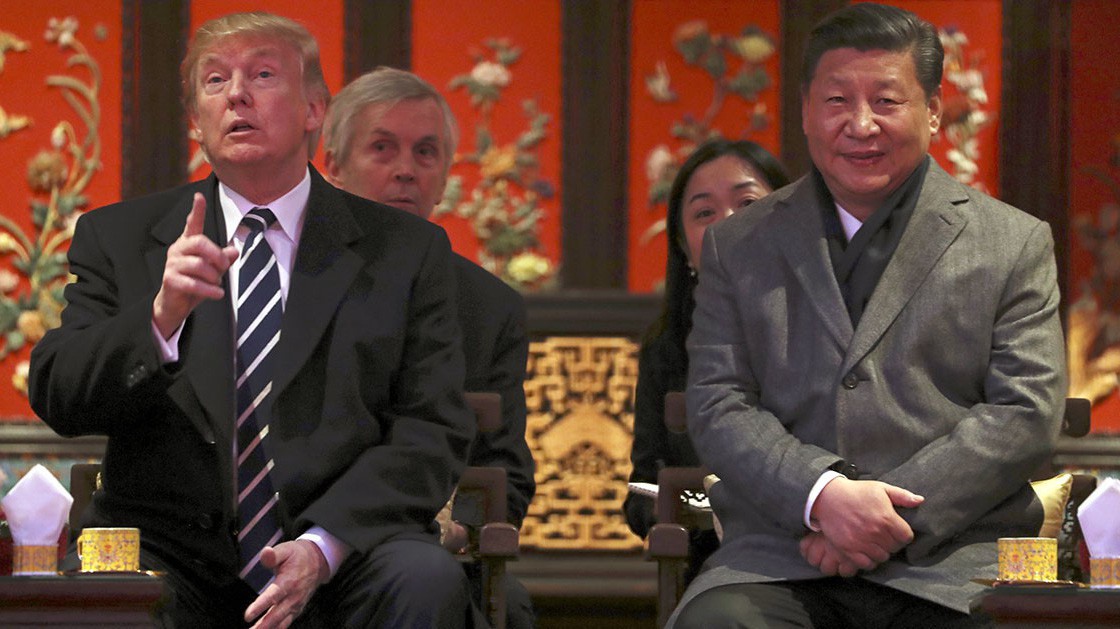 Tổng thống Mỹ Donald Trump (trái) và Chủ tịch Trung Quốc Tập Cận Bình trong chuyến thăm Bắc Kinh của ông Trump tháng 11/2017 - Ảnh: AP.