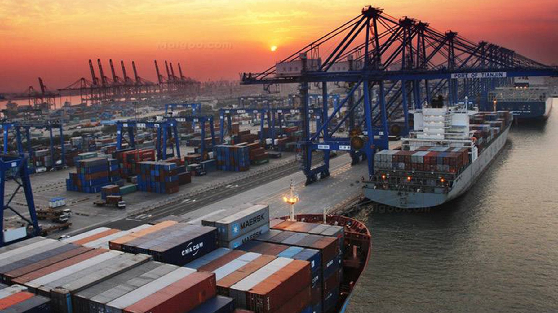 Tàu chở hàng cập cảng Thiên Tân ở Trung Quốc.