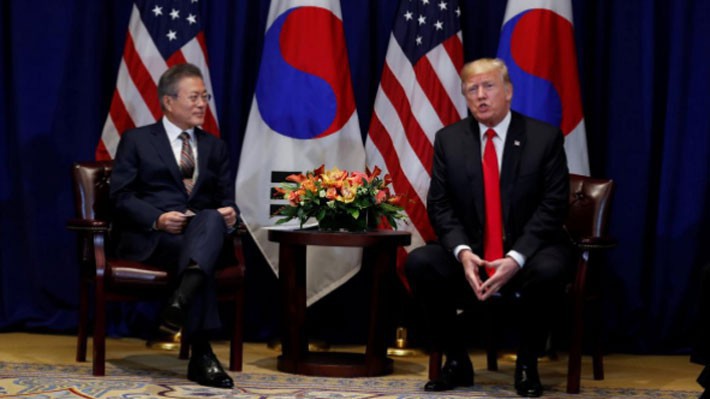 Tổng thống Hàn Quốc Moon Jae-in và Tổng thống Mỹ Donald Trump trong cuộc gặp ở New York ngày 24/9 - Ảnh: Reuters.