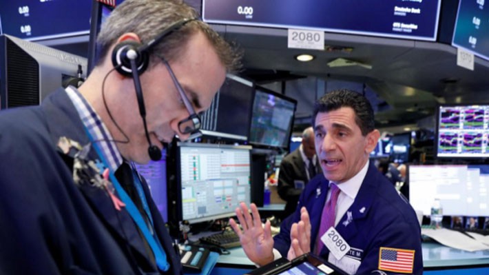 Các nhà giao dịch cổ phiếu trên sàn NYSE ở New York, Mỹ - Ảnh: Reuters.