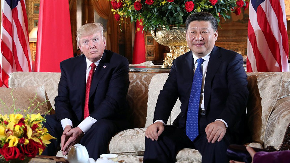 Tổng thống Mỹ Donald Trump (trái) và Chủ tịch Trung Quốc Tập Cận Bình trong cuộc gặp ở Florida tháng 4/2017 - Ảnh: Reuters.