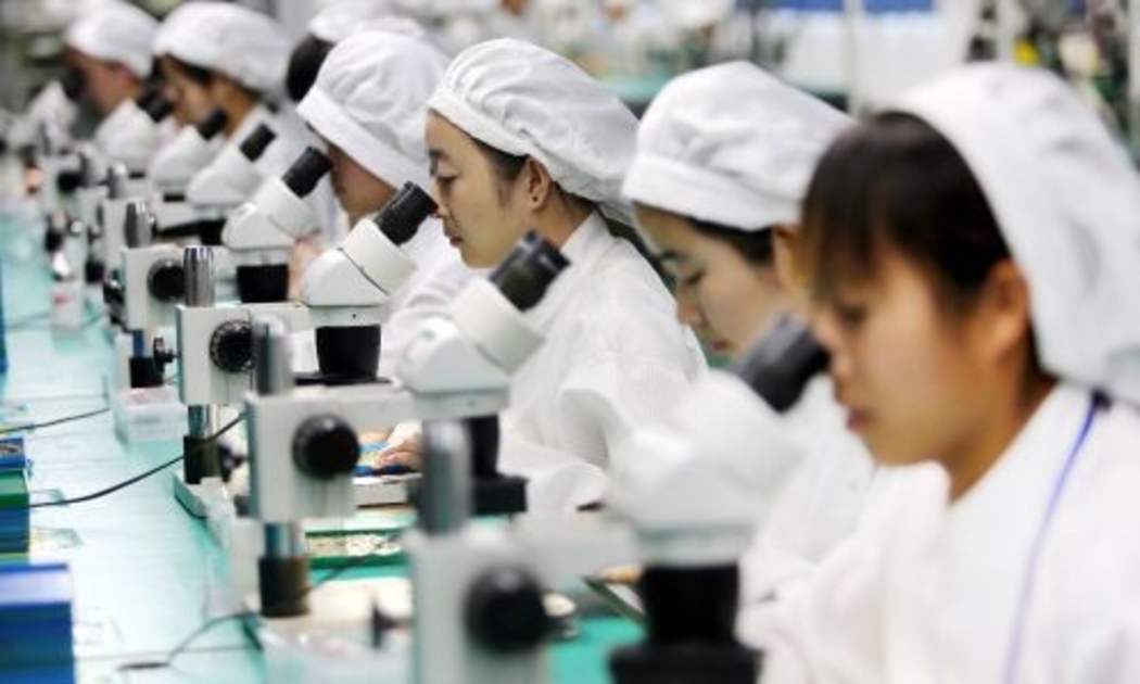 Công nhân làm việc trong một nhà máy ở Huaibei, Trung Quốc - Ảnh: Getty/CNBC.