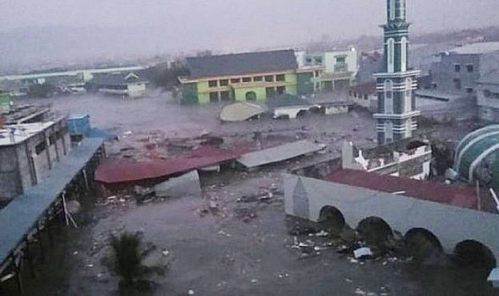 Sóng thần 3m tràn vào thành phố Indonesia sau động đất 7,5 độ - Ảnh 6.