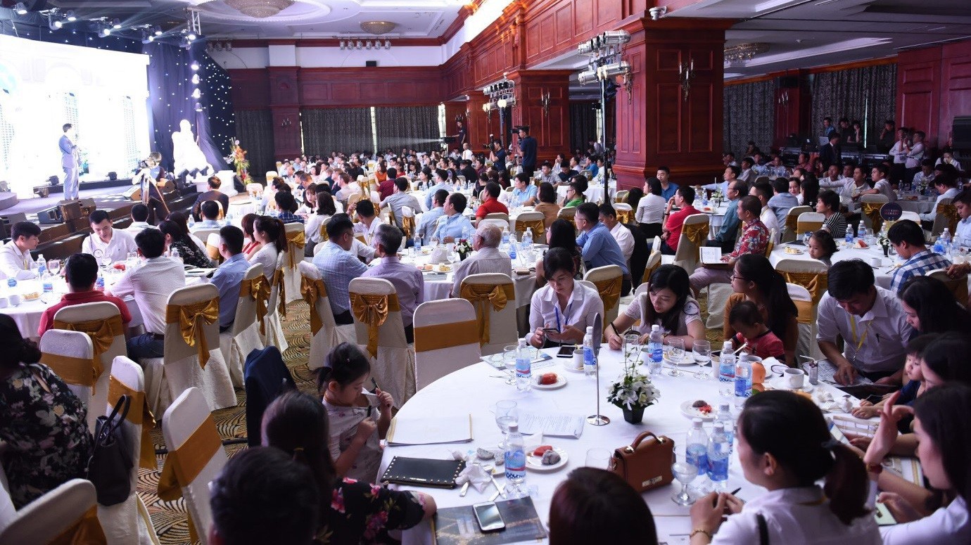 Đông đảo khách hàng đến tham gia sự kiện mở bán Dự án Hateco Laroma.