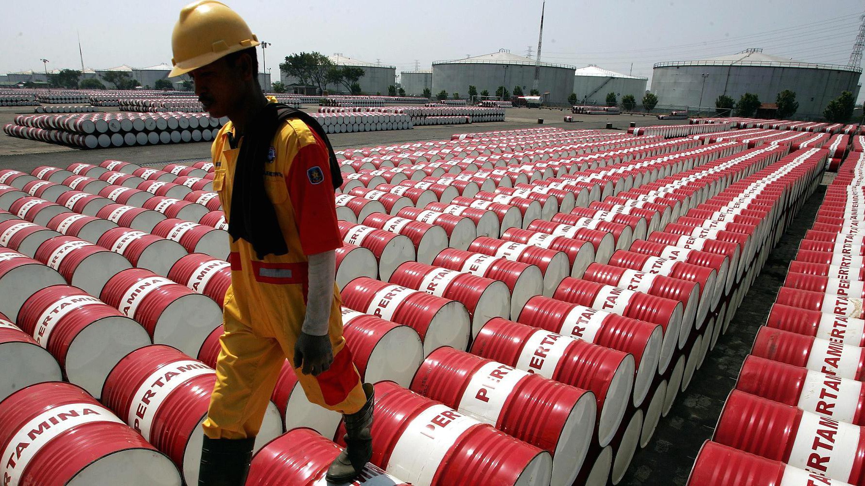 Các chuyên gia kinh tế cho rằng để tác động lâu dài đến tăng trưởng kinh tế toàn cầu, giá dầu cần duy trì trên mốc 100 USD/thùng. 