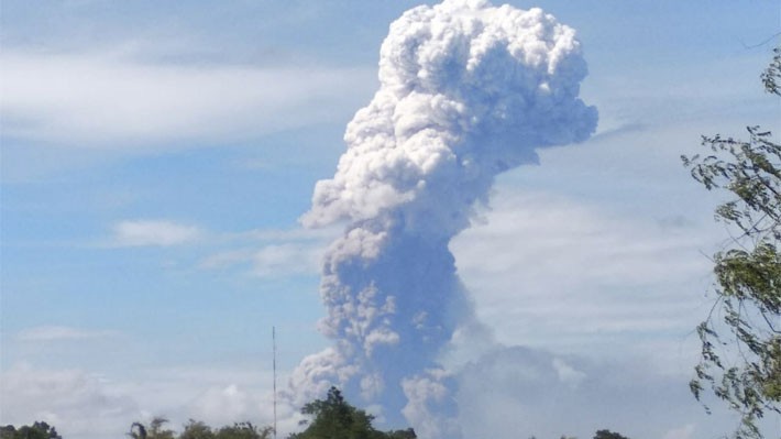 Núi lửa Soputan của Indonesia phun trào ngày 3/10 - Ảnh: Bloomberg.