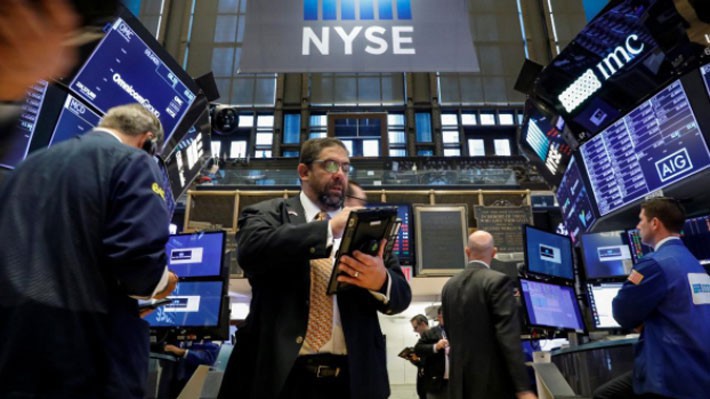 Các nhà giao dịch cổ phiếu trên sàn NYSE ở New York, Mỹ - Ảnh: Reuters.