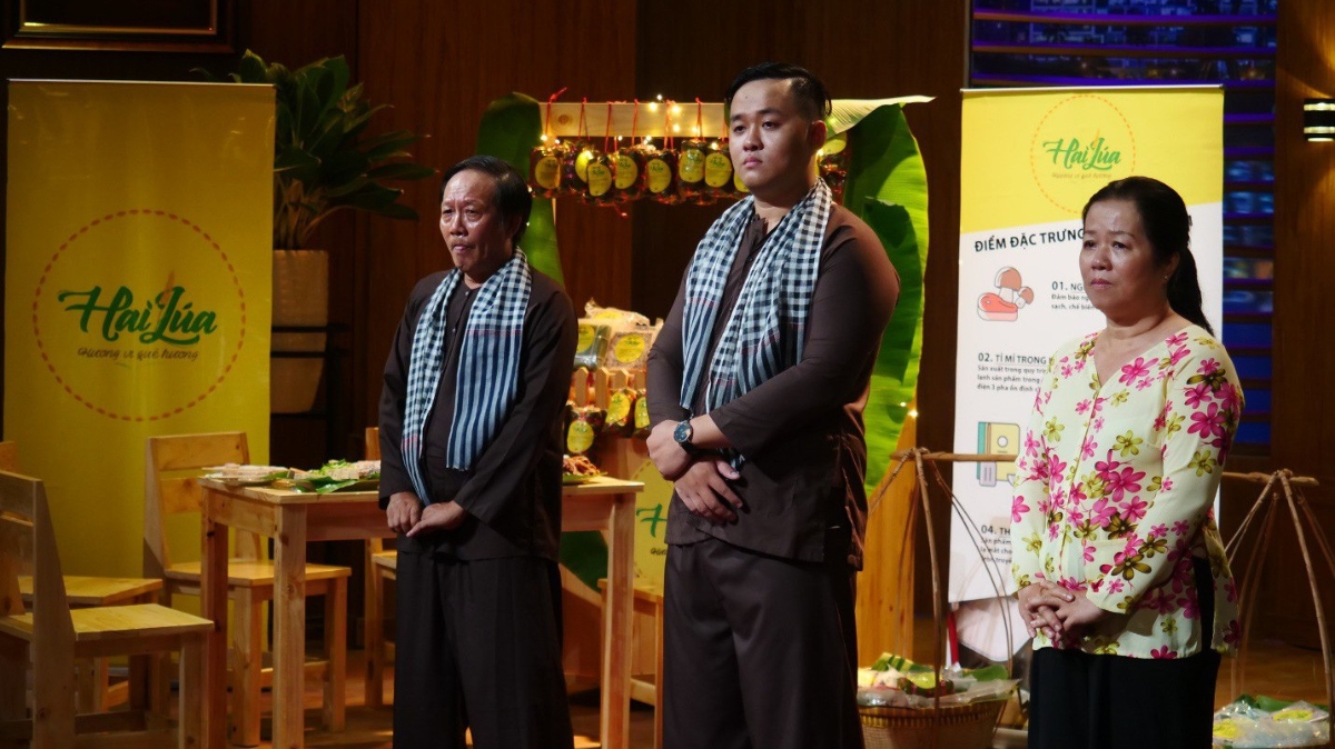 

Nhà sáng lập Ngô Minh Văn đến tham gia gọi vốn tại Shark Tank Việt Nam cùng cậu và mẹ.