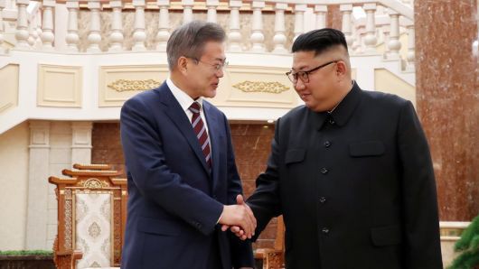 Tổng thống Hàn Quốc Moon Jae-in và nhà lãnh đạo Triều Tiên Kim Jong Un trong chuyến thăm Bình Nhưỡng của ông Moon Jae-in, tháng 9/2018 - Ảnh: Reuters/CNBC.