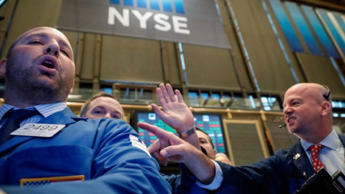 Các nhà giao dịch cổ phiếu trên sàn NYSE ở New York, Mỹ - Ảnh: Reuters.