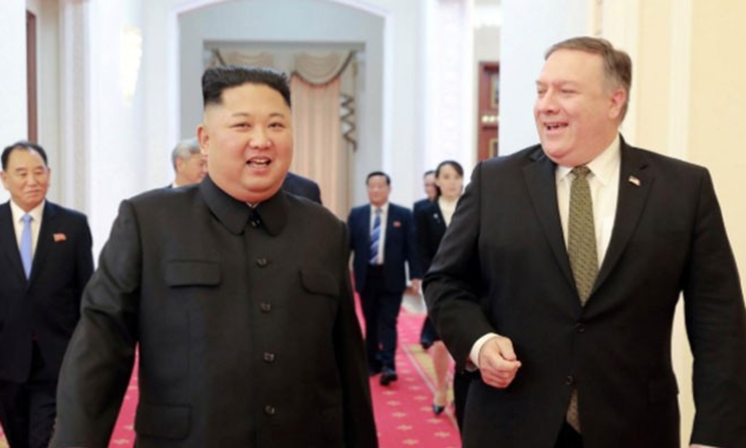 Nhà lãnh đạo Triều Tiên Kim Jong Un (trái) và Ngoại trưởng Mỹ Mike Pompeo trong cuộc gặp ở Bình Nhưỡng ngày 7/10 - Ảnh: KCNA/Reuters.